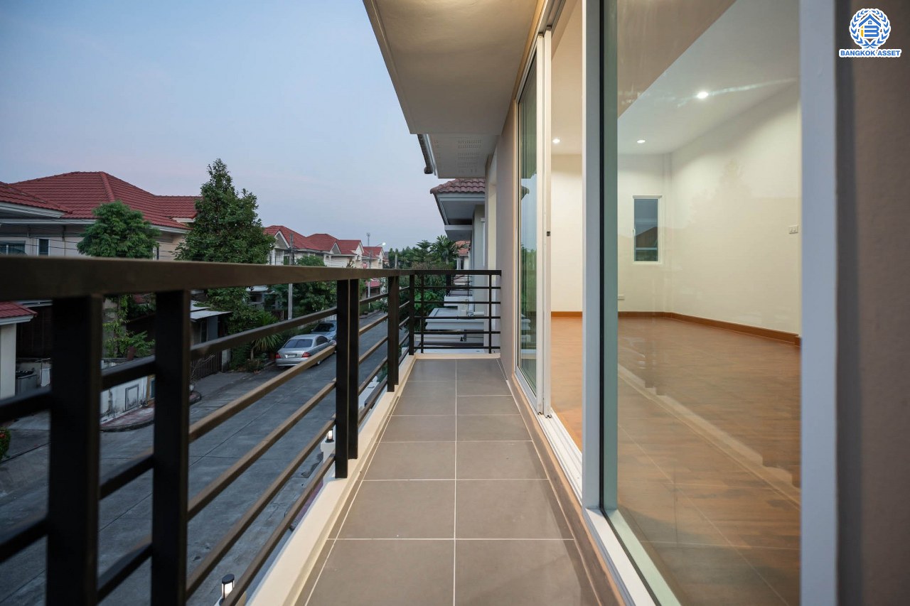 บ้านมือสองตกแต่งใหม่ แบรนด์ Property Perfect ม.เพอร์เฟคพาร์ค วัดพระนอน เนื้อที่ 35.7 ตร.ว. บ้านแฝดฟังก์ชันระดับบ้านเดี่ยว! 3 ห้องนอน 2 ห้องน้ำ 1 ที่จอดรถ Private Zone พร้อม Facilities ครบครัน บนทำเลเชื่อมต่อถนนกาญจนาฯ ใกล้ทางด่วน ศรีรัช-วงแหวนฯ เซ็นทรัลเวสต์เกต และรถไฟฟ้าสายสีม่วง "สถานีตลาดบางใหญ่"